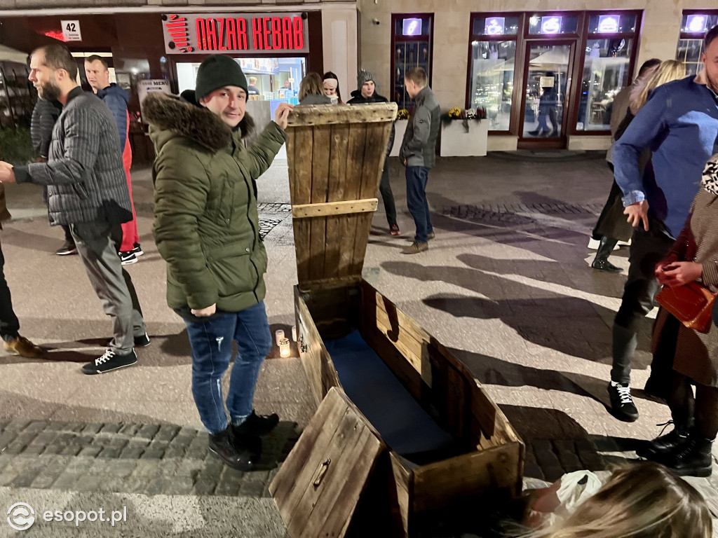 Na Monciaku ustawili trumnę! To była ich odpowiedź na Halloween [FOTO/WIDEO]