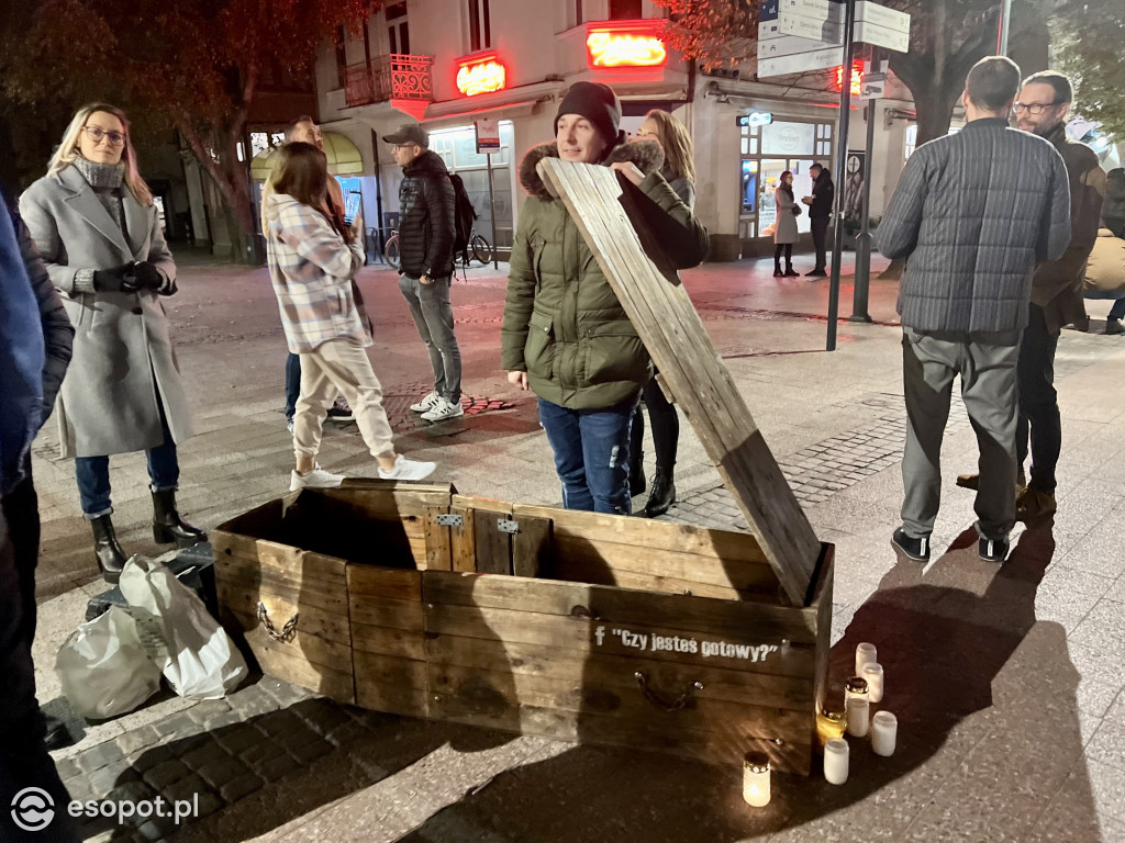 Na Monciaku ustawili trumnę! To była ich odpowiedź na Halloween [FOTO/WIDEO]