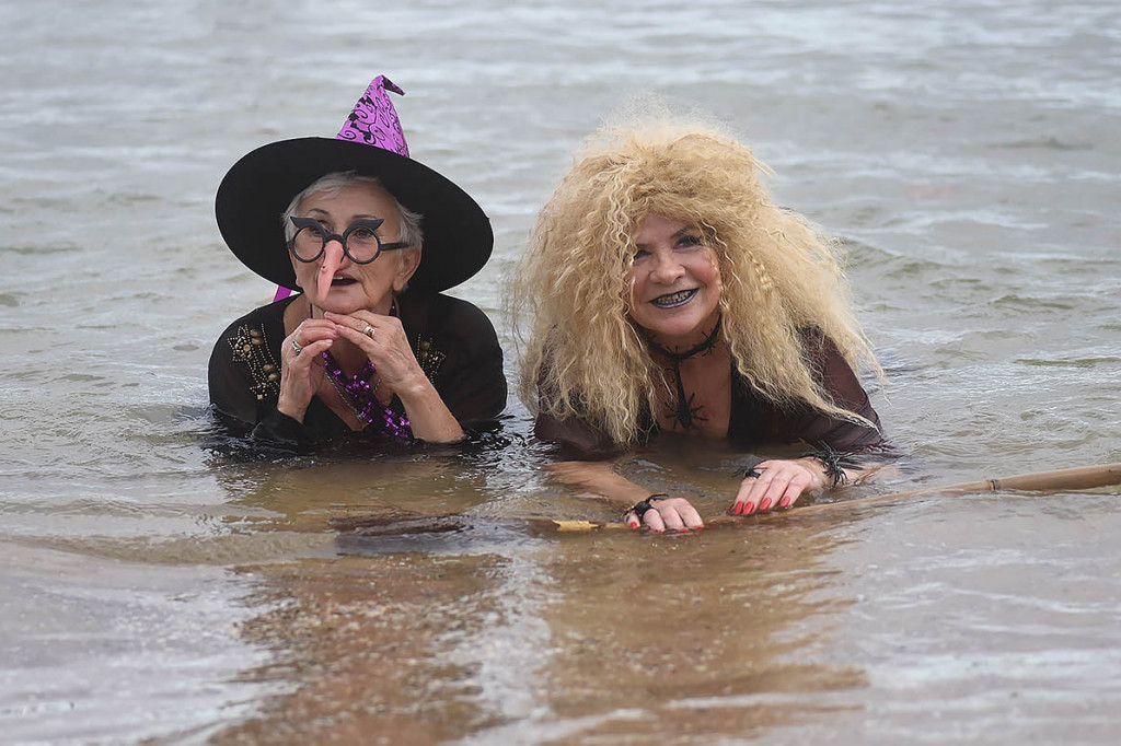 Straszna kąpiel w Sopocie! Tak morsy uczciły Halloween [FOTO]