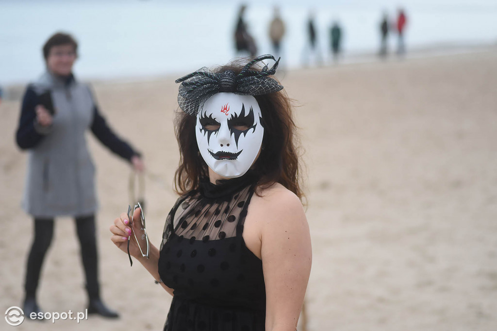 Straszna kąpiel w Sopocie! Tak morsy uczciły Halloween [FOTO]