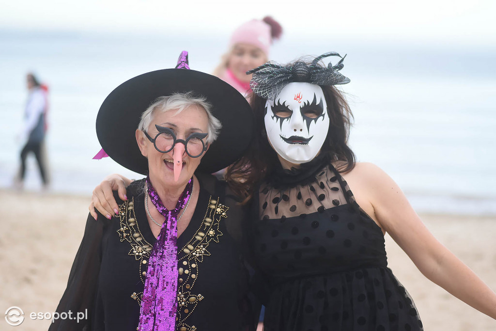Straszna kąpiel w Sopocie! Tak morsy uczciły Halloween [FOTO]