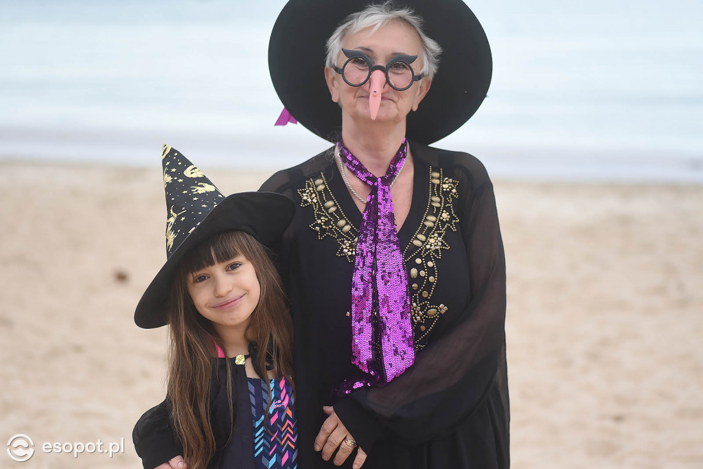 Straszna kąpiel w Sopocie! Tak morsy uczciły Halloween [FOTO]