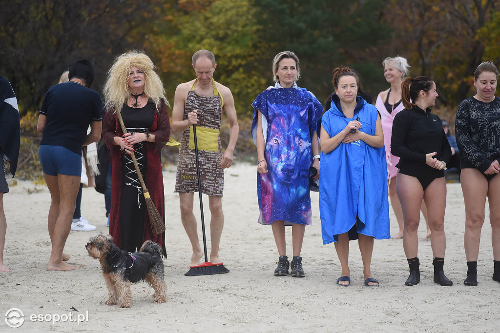 Straszna kąpiel w Sopocie! Tak morsy uczciły Halloween [FOTO]