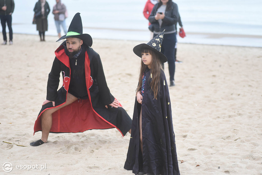 Straszna kąpiel w Sopocie! Tak morsy uczciły Halloween [FOTO]