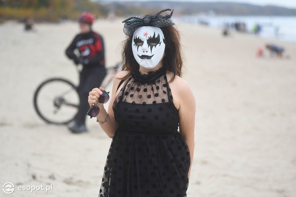 Straszna kąpiel w Sopocie! Tak morsy uczciły Halloween [FOTO]