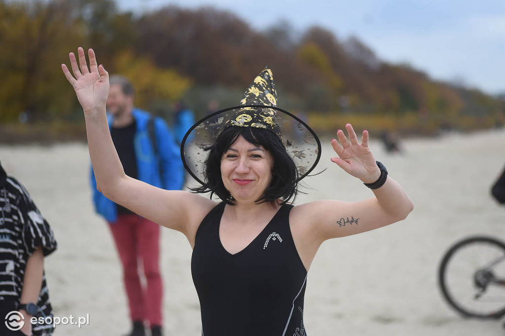 Straszna kąpiel w Sopocie! Tak morsy uczciły Halloween [FOTO]