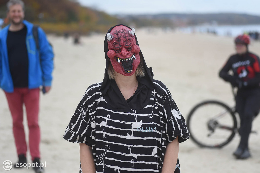 Straszna kąpiel w Sopocie! Tak morsy uczciły Halloween [FOTO]