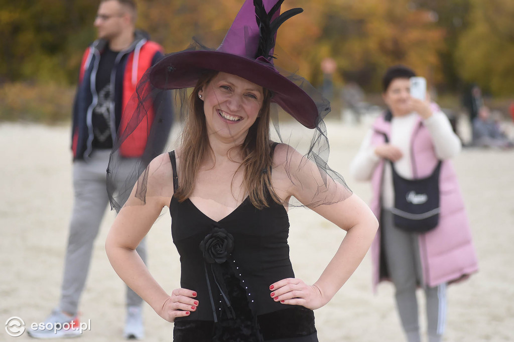 Straszna kąpiel w Sopocie! Tak morsy uczciły Halloween [FOTO]