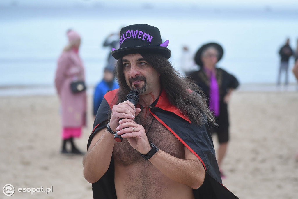 Straszna kąpiel w Sopocie! Tak morsy uczciły Halloween [FOTO]