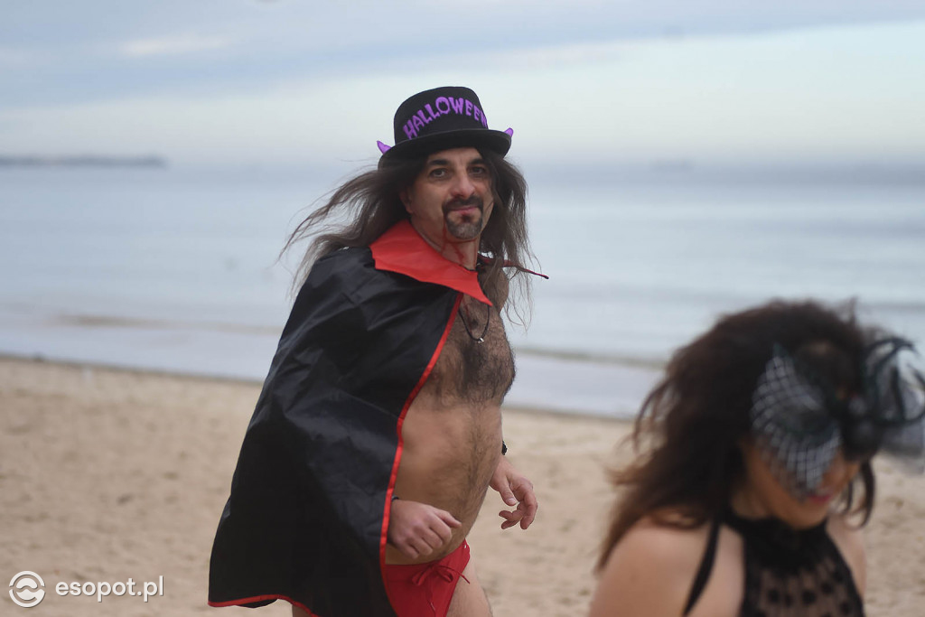 Straszna kąpiel w Sopocie! Tak morsy uczciły Halloween [FOTO]