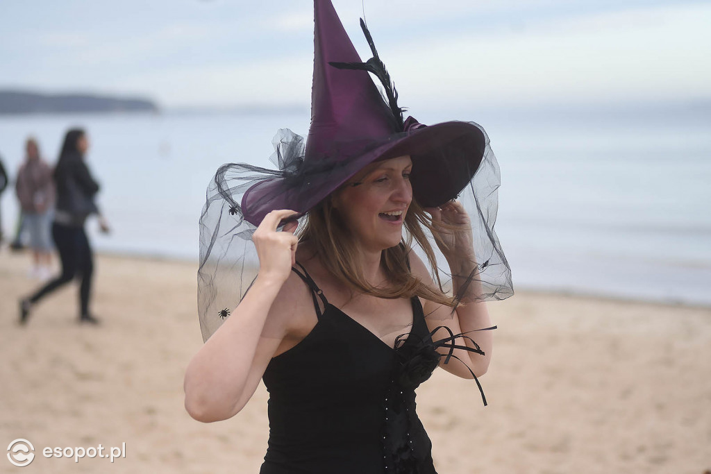 Straszna kąpiel w Sopocie! Tak morsy uczciły Halloween [FOTO]