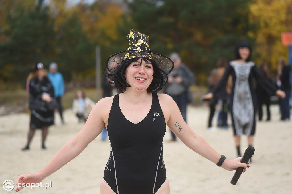 Straszna kąpiel w Sopocie! Tak morsy uczciły Halloween [FOTO]