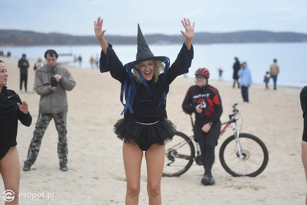 Straszna kąpiel w Sopocie! Tak morsy uczciły Halloween [FOTO]