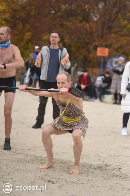 Straszna kąpiel w Sopocie! Tak morsy uczciły Halloween [FOTO]