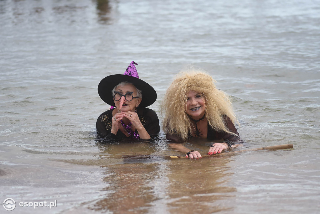 Straszna kąpiel w Sopocie! Tak morsy uczciły Halloween [FOTO]