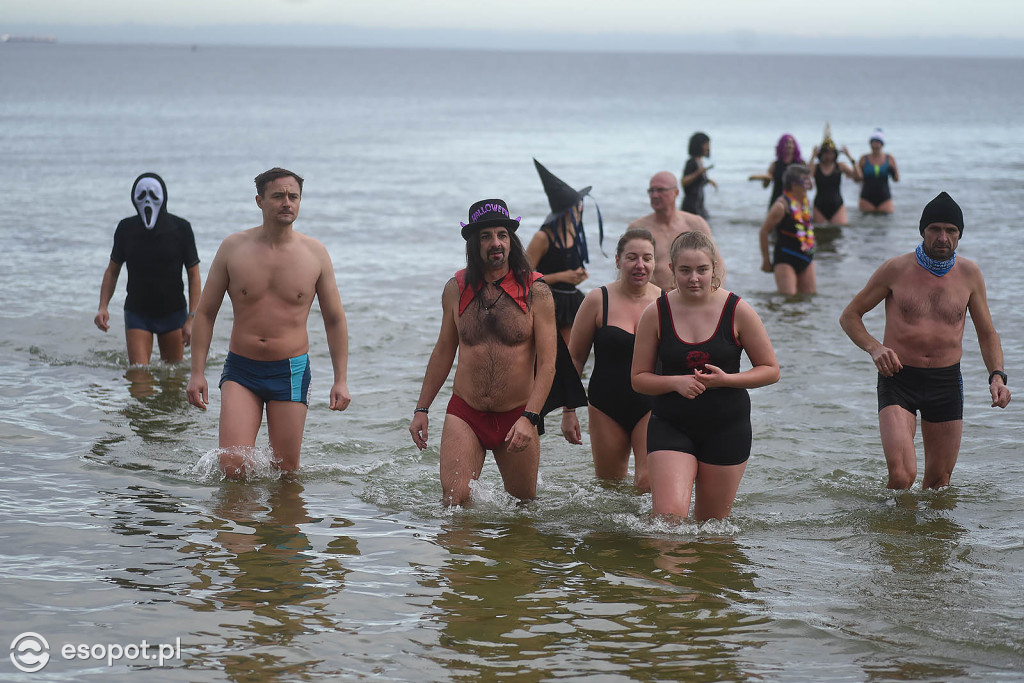 Straszna kąpiel w Sopocie! Tak morsy uczciły Halloween [FOTO]