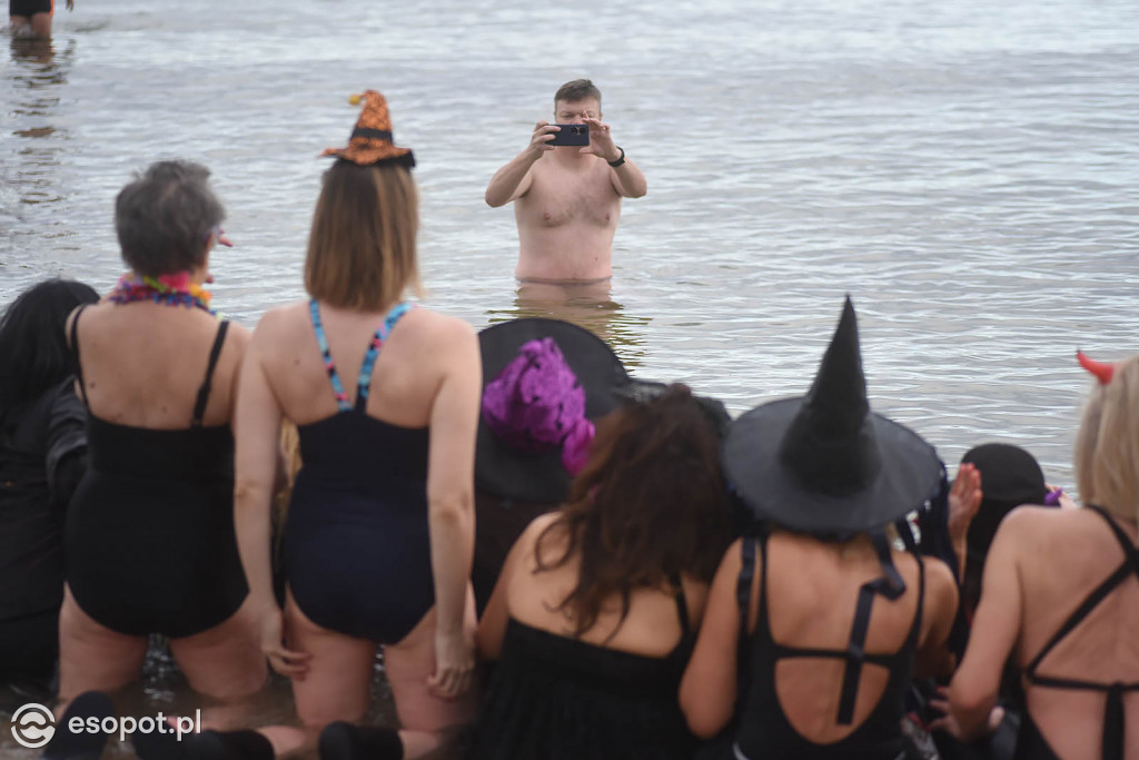Straszna kąpiel w Sopocie! Tak morsy uczciły Halloween [FOTO]