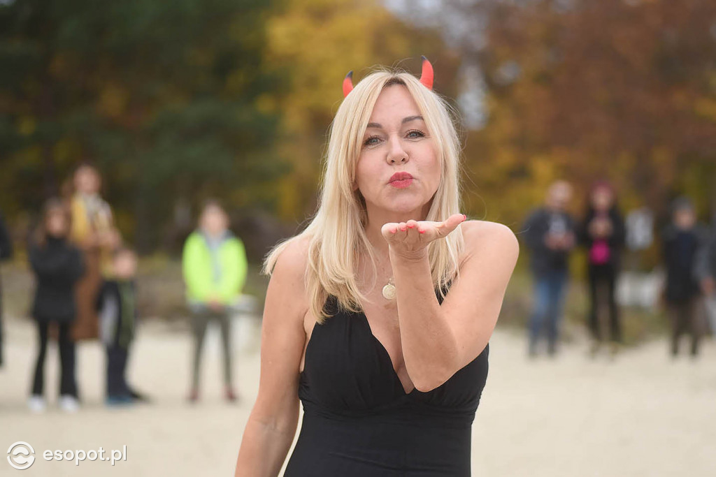 Straszna kąpiel w Sopocie! Tak morsy uczciły Halloween [FOTO]