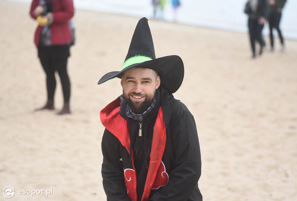 Straszna kąpiel w Sopocie! Tak morsy uczciły Halloween [FOTO]