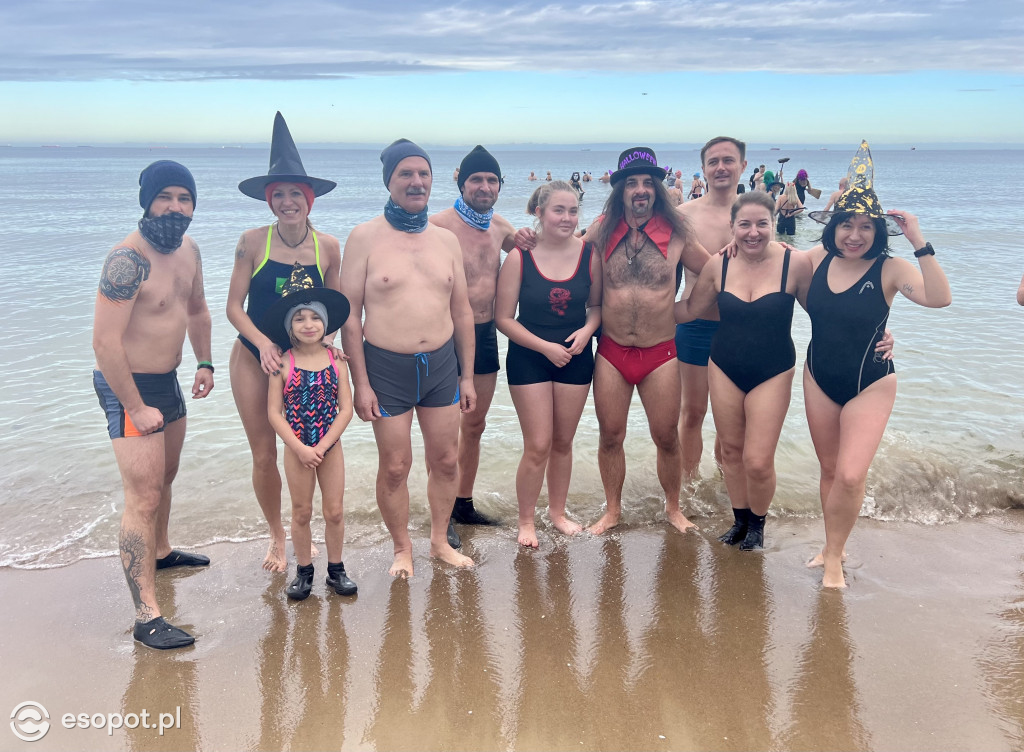Straszna kąpiel w Sopocie! Tak morsy uczciły Halloween [FOTO]