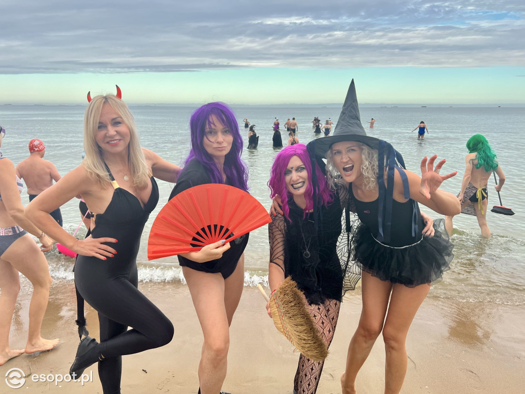 Straszna kąpiel w Sopocie! Tak morsy uczciły Halloween [FOTO]
