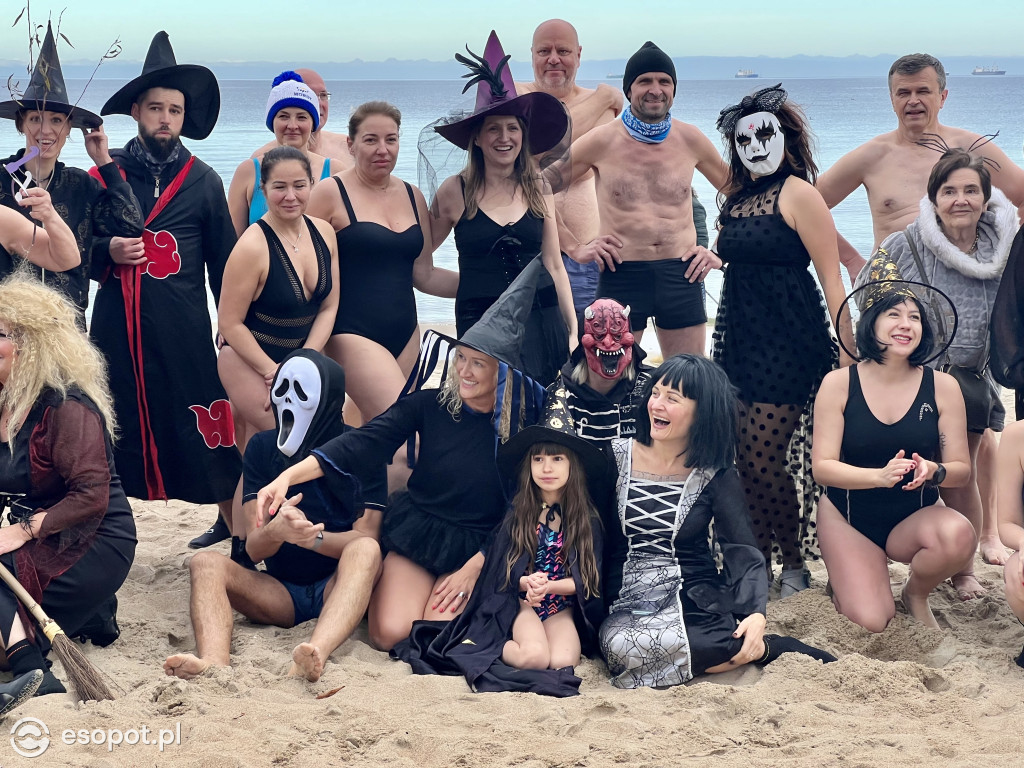 Straszna kąpiel w Sopocie! Tak morsy uczciły Halloween [FOTO]