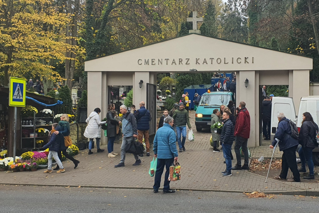 Sopot w czasie zadumy. Mieszkańcy tłumnie ruszyli na cmentarze [FOTO]