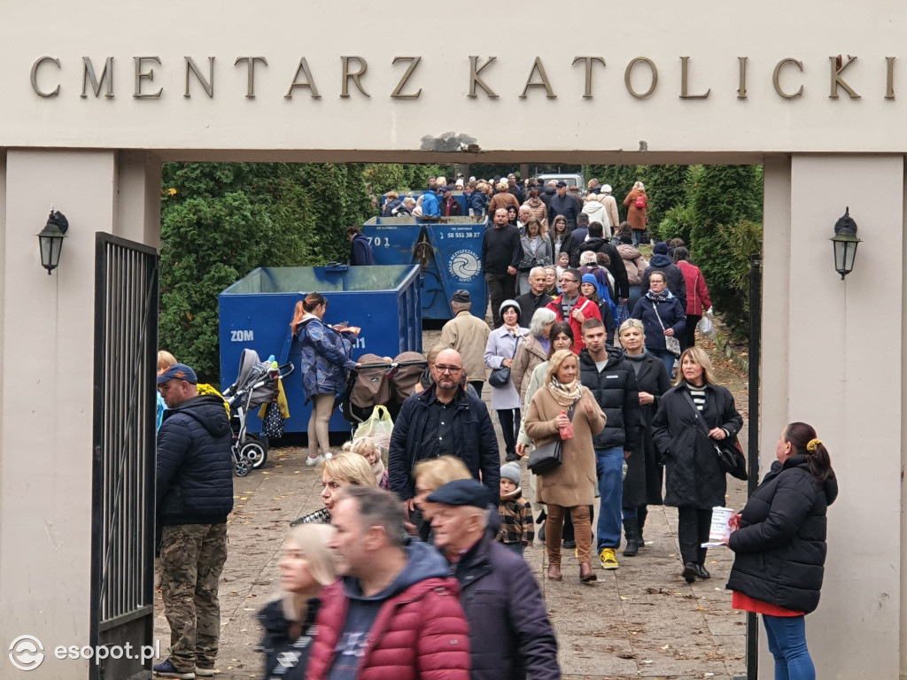 Sopot w czasie zadumy. Mieszkańcy tłumnie ruszyli na cmentarze [FOTO]