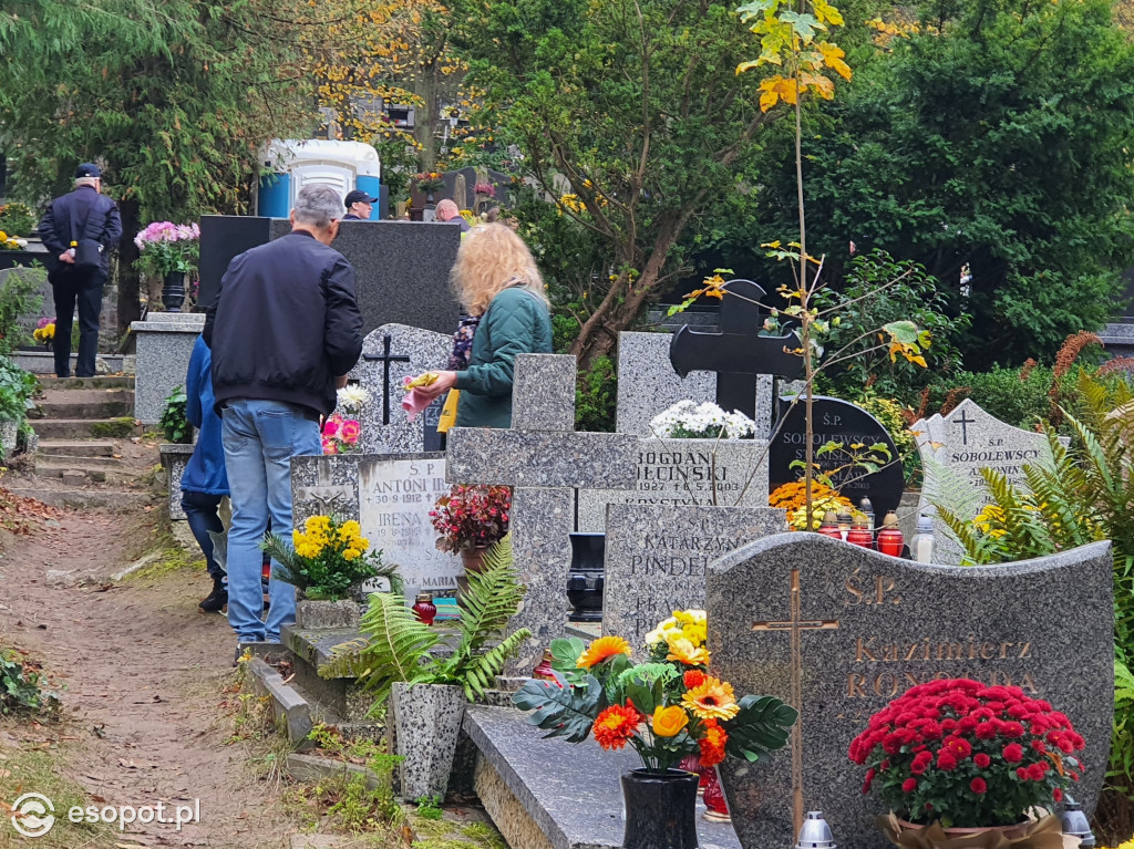 Sopot w czasie zadumy. Mieszkańcy tłumnie ruszyli na cmentarze [FOTO]