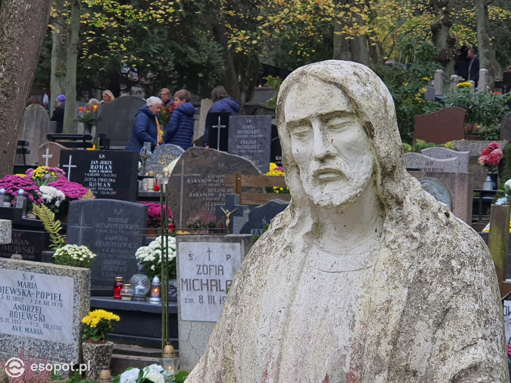 Sopot w czasie zadumy. Mieszkańcy tłumnie ruszyli na cmentarze [FOTO]