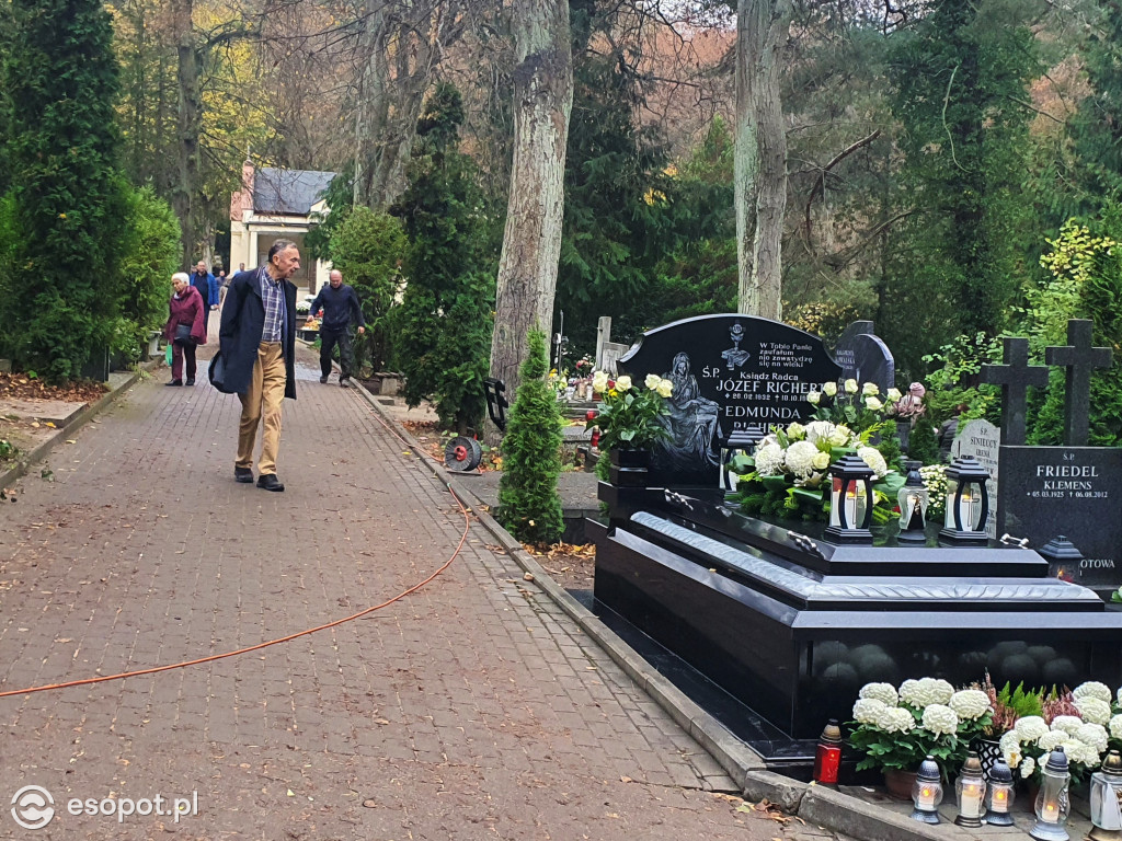 Sopot w czasie zadumy. Mieszkańcy tłumnie ruszyli na cmentarze [FOTO]