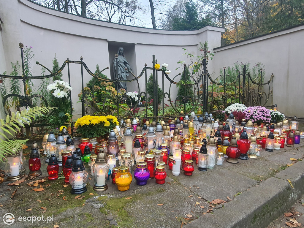 Sopot w czasie zadumy. Mieszkańcy tłumnie ruszyli na cmentarze [FOTO]