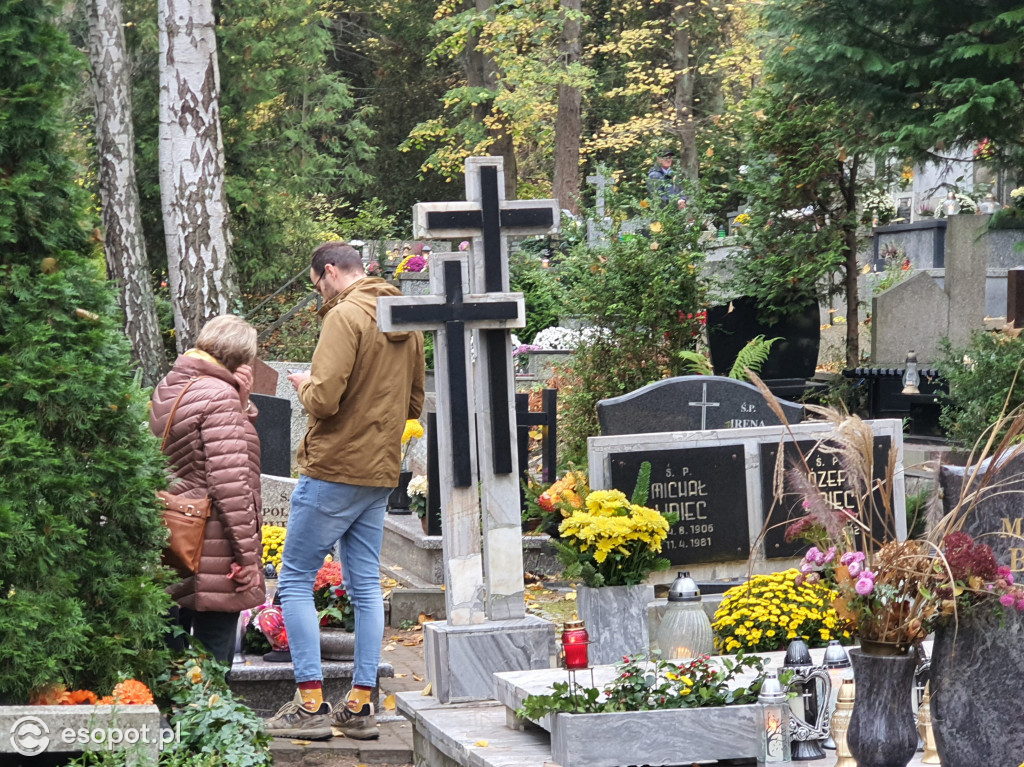 Sopot w czasie zadumy. Mieszkańcy tłumnie ruszyli na cmentarze [FOTO]