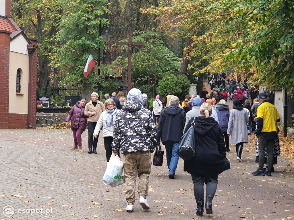 Sopot w czasie zadumy. Mieszkańcy tłumnie ruszyli na cmentarze [FOTO]