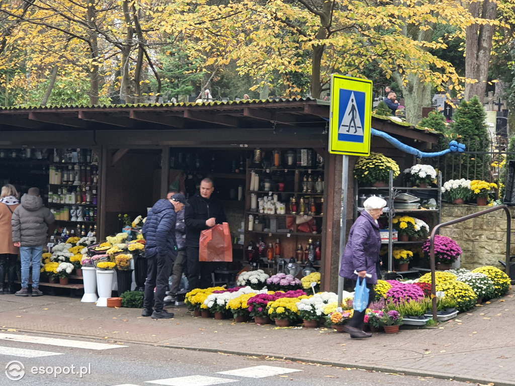 Sopot w czasie zadumy. Mieszkańcy tłumnie ruszyli na cmentarze [FOTO]