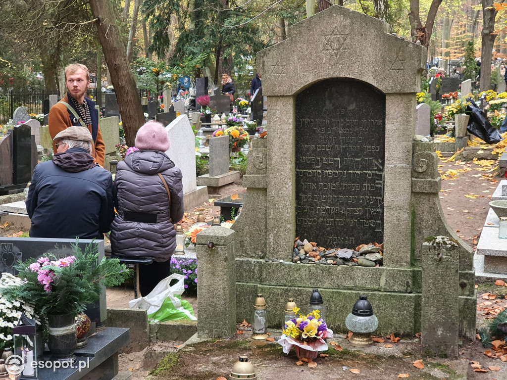 Sopot w czasie zadumy. Mieszkańcy tłumnie ruszyli na cmentarze [FOTO]
