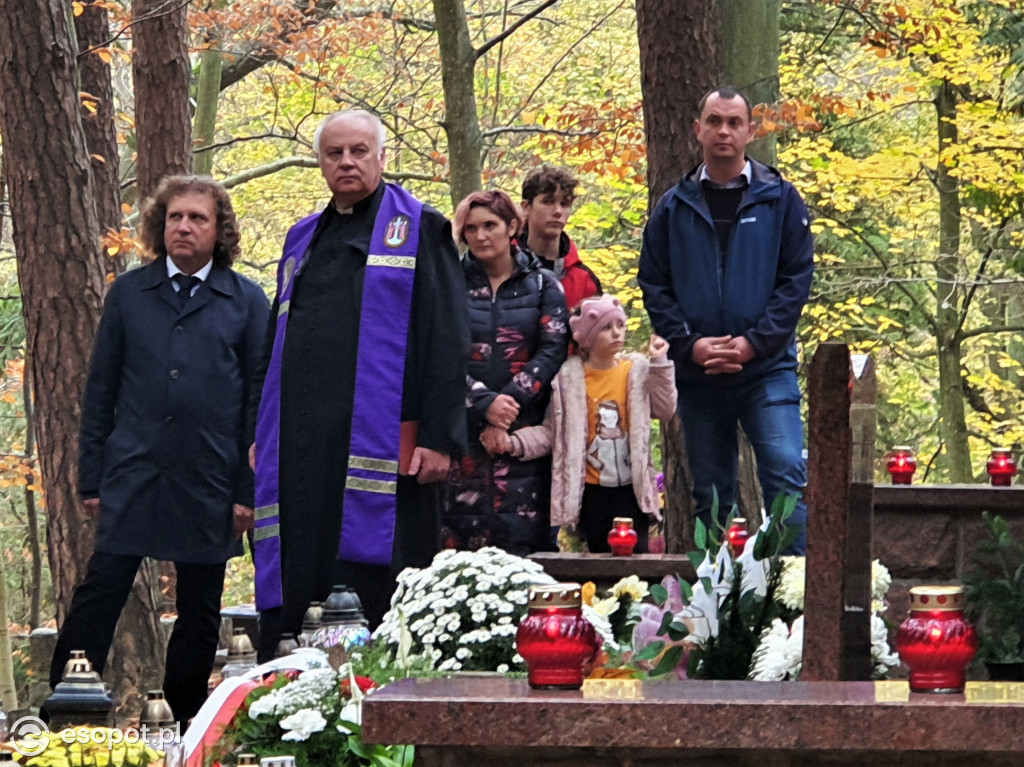 Sopot w czasie zadumy. Mieszkańcy tłumnie ruszyli na cmentarze [FOTO]
