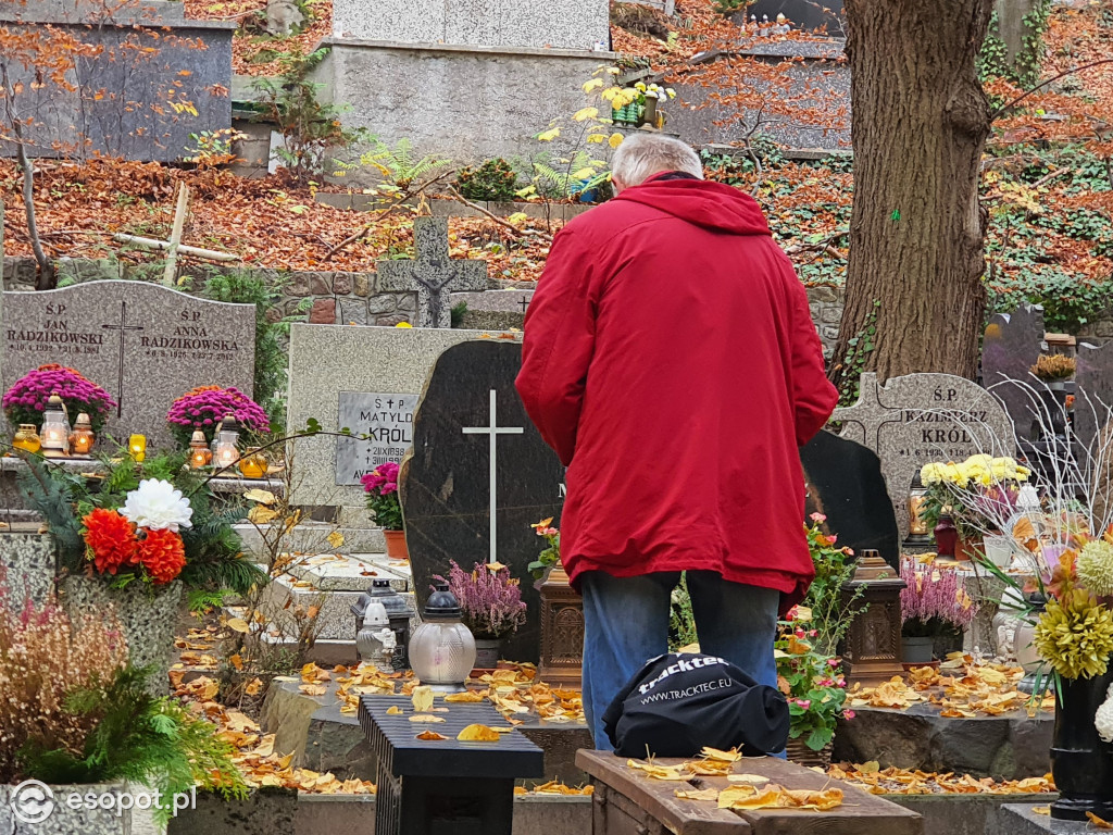 Sopot w czasie zadumy. Mieszkańcy tłumnie ruszyli na cmentarze [FOTO]