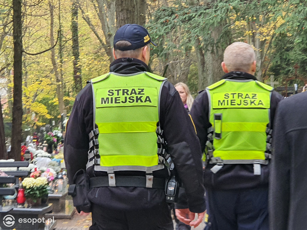 Sopot w czasie zadumy. Mieszkańcy tłumnie ruszyli na cmentarze [FOTO]