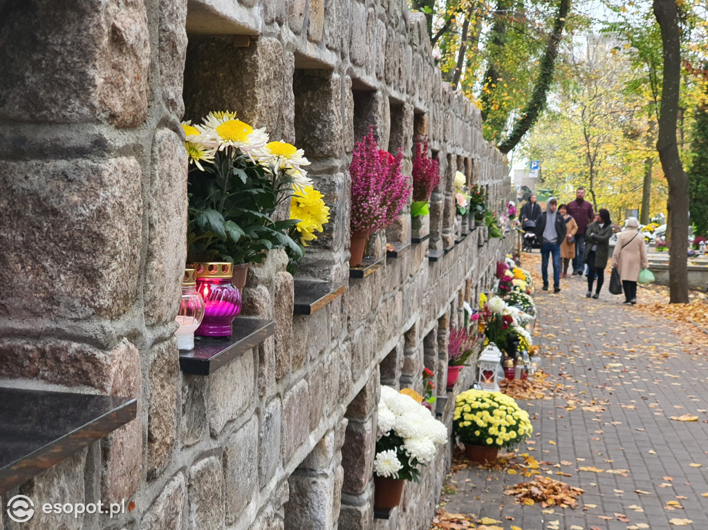 Sopot w czasie zadumy. Mieszkańcy tłumnie ruszyli na cmentarze [FOTO]