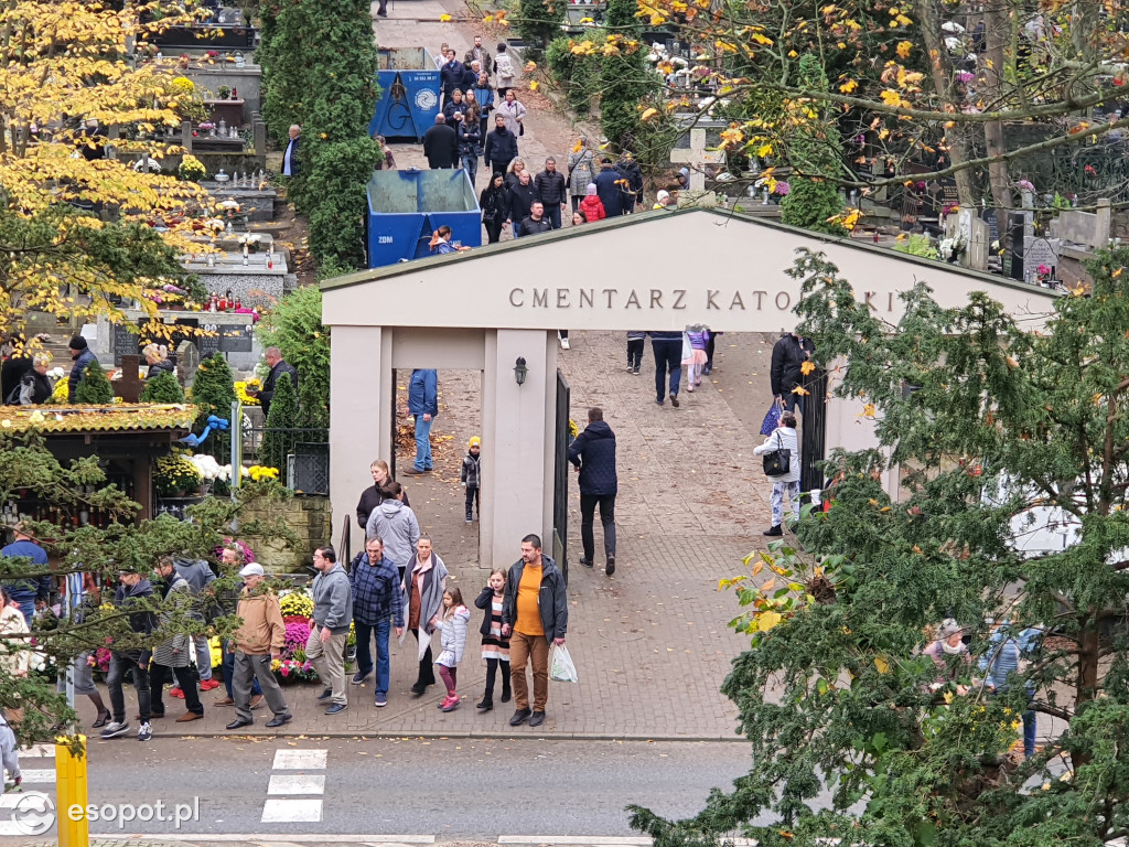 Sopot w czasie zadumy. Mieszkańcy tłumnie ruszyli na cmentarze [FOTO]