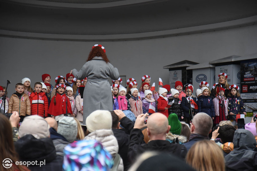 Parada i tłumy przy sopockim molo! Tak kurort świętował 104 lata niepodległości! [FOTO]