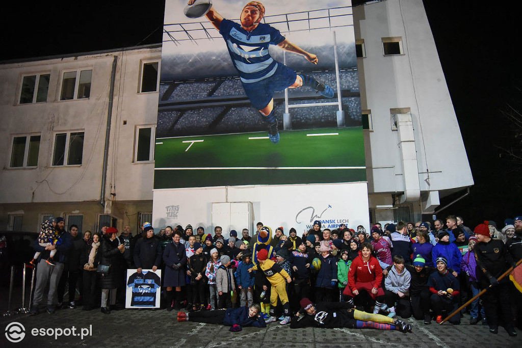 Hucznie odsłonięto nowy mural w Sopocie! Autorem znany artysta [FOTO]