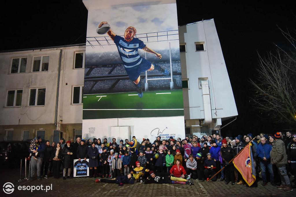 Hucznie odsłonięto nowy mural w Sopocie! Autorem znany artysta [FOTO]