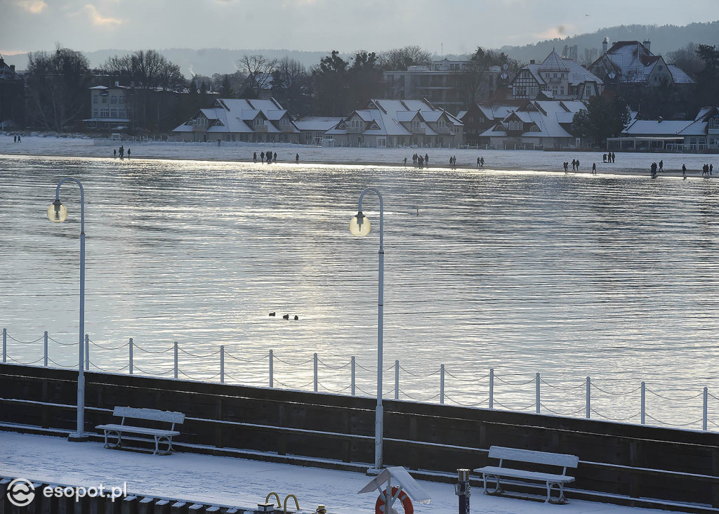 Sopot jak lodowe miasto na pięknych zdjęciach! Za nami biały weekend [FOTO]