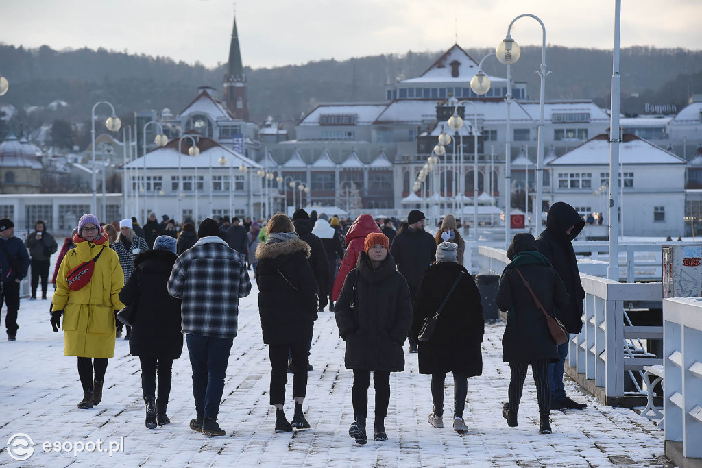 Sopot jak lodowe miasto na pięknych zdjęciach! Za nami biały weekend [FOTO]