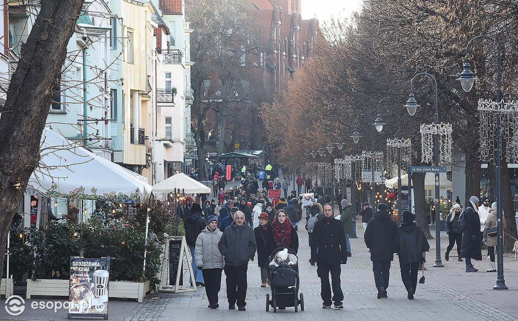 Tłumy w Sopocie w przedświąteczny weekend! Piękne zdjęcia z kurortu [FOTO]