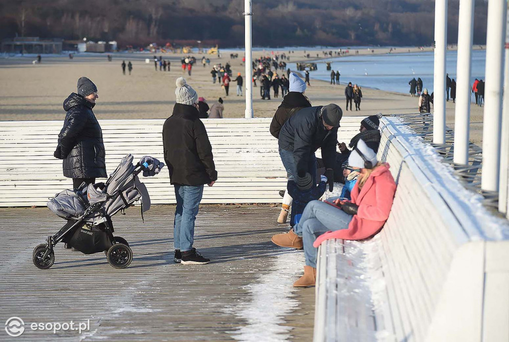 Tłumy w Sopocie w przedświąteczny weekend! Piękne zdjęcia z kurortu [FOTO]