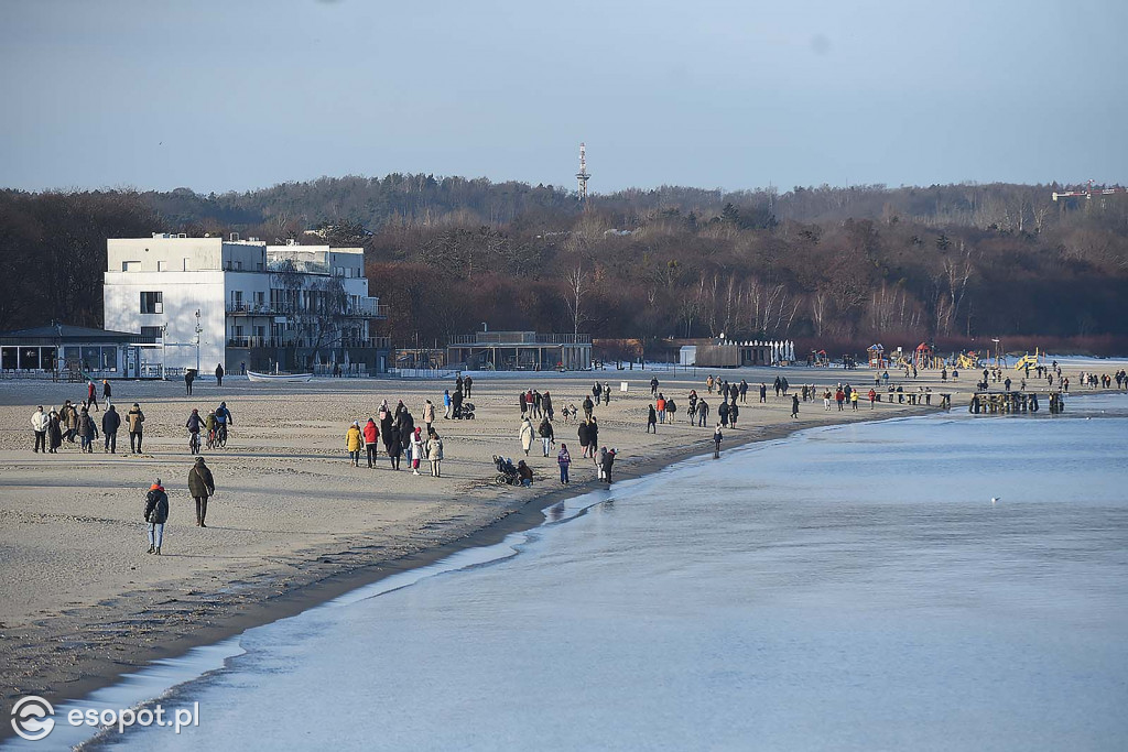 Tłumy w Sopocie w przedświąteczny weekend! Piękne zdjęcia z kurortu [FOTO]