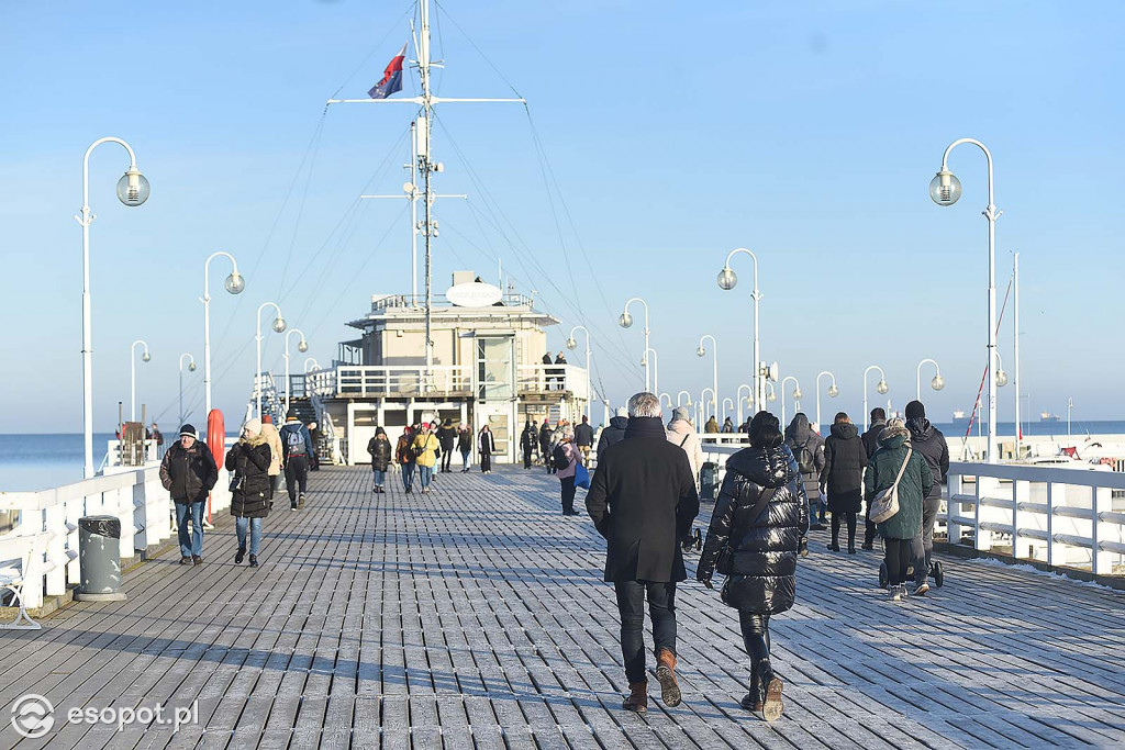 Tłumy w Sopocie w przedświąteczny weekend! Piękne zdjęcia z kurortu [FOTO]